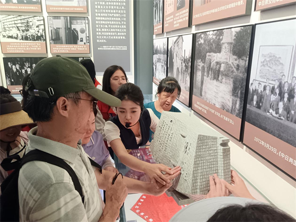 用耳倾听 以手触摸 88位视障人士走进沈阳“九·一八”历史博物馆_fororder_黄非盲人1
