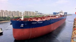 大连：性能指标一流！新一代超大型油轮提前43天交付
