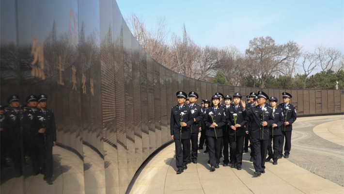 沈阳出入境边防检查站组织开展清明节祭奠英烈活动_fororder_大图_副本