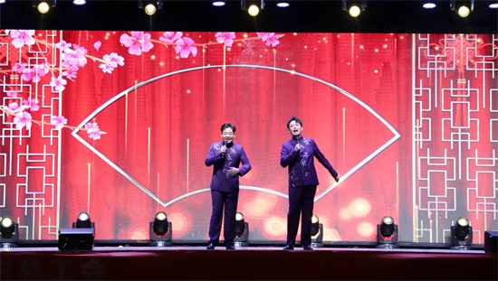 塔吊下搭舞台！这场工地演出点燃建设者激情_fororder_图片7