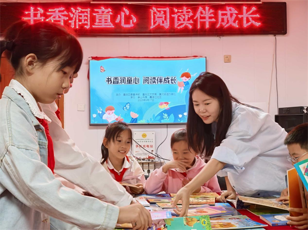 沈阳皇姑区举办“书香润童心 阅读伴成长”文化读书市集活动_fororder_马静读书市集1