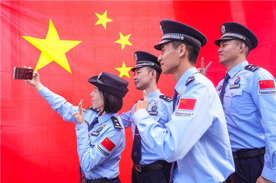 中朝友谊桥举行国庆升旗仪式_fororder_图片 4