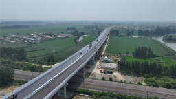 凌绥高速公路全线沥青路面摊铺完成