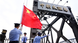 中朝友谊桥举行国庆升旗仪式