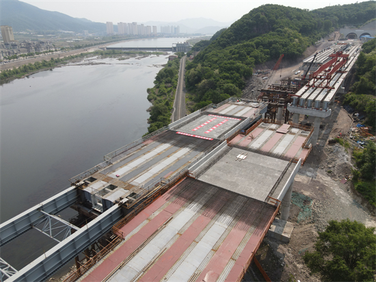 （待核实）本桓高速威宁互通B、C匝道上跨铁路钢箱梁顶推施工完成_fororder_中铁本桓高速项目一工区2