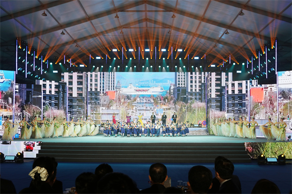中外儿童共唱《欢乐颂》 大连赏槐会奏响友谊乐章_fororder_IMGL0624 拷贝