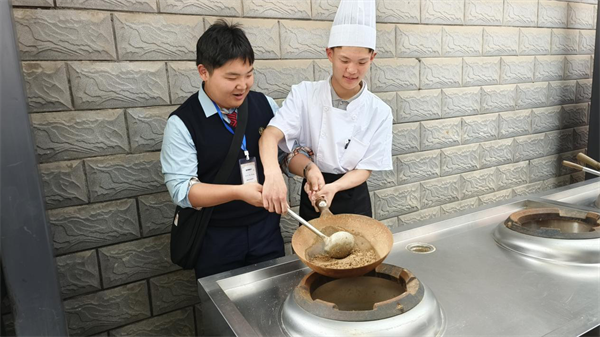 “你好，沈阳”中韩烹饪教育国际交流活动在沈阳市外事服务学校举行_fororder_黄非烹饪3