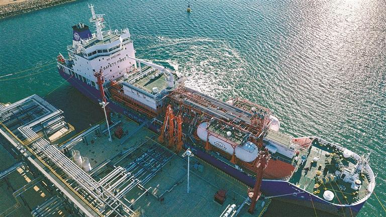 全国首次绿色LNG燃料加注在长兴岛完成_fororder_1cfa6cba-f5c9-49e2-a821-50bf149f85fb