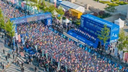 蒙牛·2025第35届大连马拉松赛鸣枪起跑
