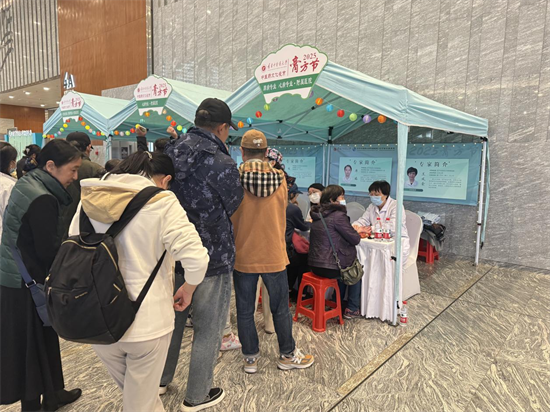 （待核实）辽宁中医药大学第二届中医药文化夜市（膏方节）再度火出圈儿 国际教育学院学生参与其中深受欢迎_fororder_杨薇中国医药大学2