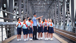 丹东：移民管理警察化身“历史老师”