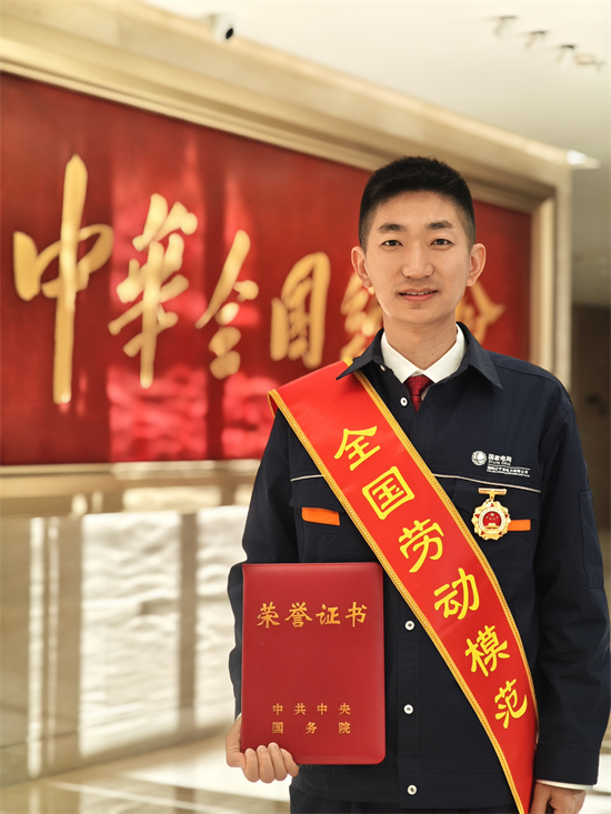 匠心坚守铸就旗帜 电力先锋勇担脊梁 ——全国劳模刘传波以“雷锋精神”书写辽宁振兴的劳动者答卷_fororder_杨脊梁1