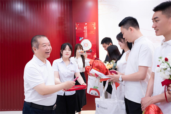 沈阳创新“结婚登记+孕育医疗”服务 新人领证即享千元优生福利_fororder_马静登记1