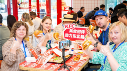 炸鸡可乐配足球 海外博主在肯德基开启“东北超”应援派对
