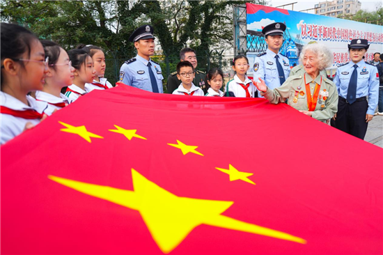 中朝友谊桥举行国庆升旗仪式_fororder_图片 3