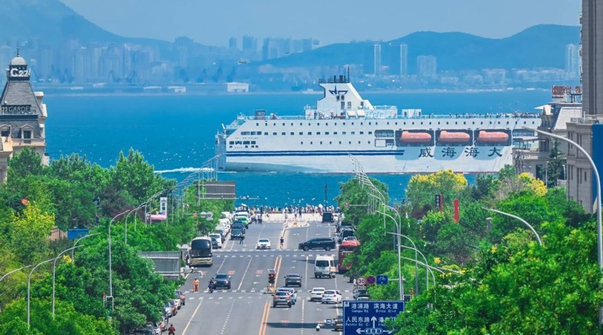 大连：大船穿楼 海上飞“车”