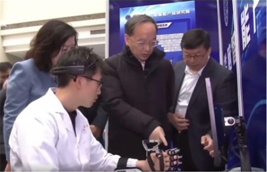 辽宁省委副书记、省长李乐成在大连调研期间参观大连大学脑机接口医疗康复项目