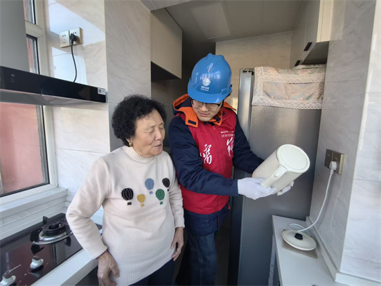 国网沈阳供电公司：关爱残障人士 63载初心护光明_fororder_郭家爱心雷锋共产党员服务队队员在盲人邱淑华阿姨家中排查用电设备安全隐患