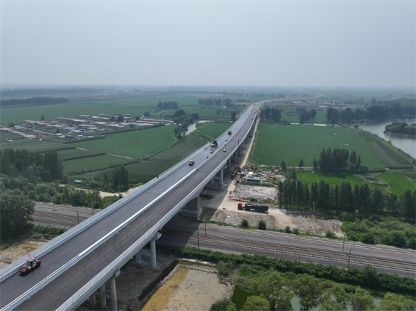 凌绥高速公路全线沥青路面摊铺完成_fororder_杨薇高速