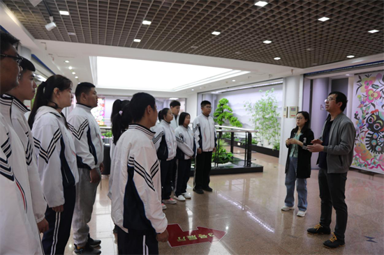 沈阳春晖特教学校聋生版画作品在沈阳市美术馆展出_fororder_教育版画2