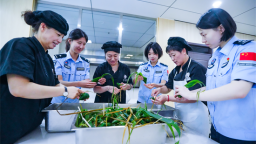 丹东边检站：浓情端午 粽享警营