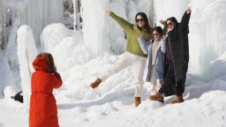 沈阳：蓝天映冰瀑 冬日打卡热