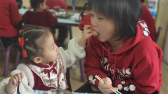 沈阳市铁西区繁荣里实验幼儿园举办新年亲子包饺子主题活动