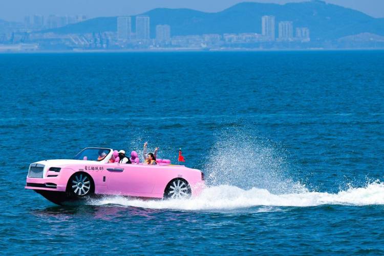 大连：大船穿楼 海上飞“车”