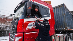 丹东：-20℃严寒雪天 移民管理警察国门一线护航通关
