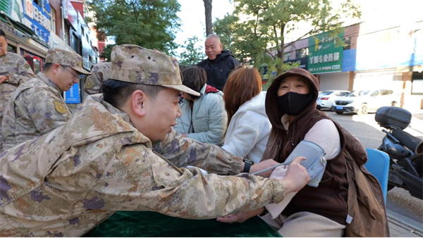 重阳义诊暖人心——辽宁省军区锦州干休所开展重阳节敬老义诊活动_fororder_张琪军区1