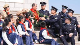 丹东出入境边防检查站联合多部门开展清明节祭扫活动