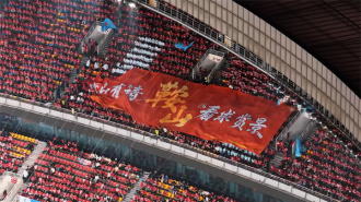 “辽超”八强赛鸣哨开战 鞍山赛场夯爆了