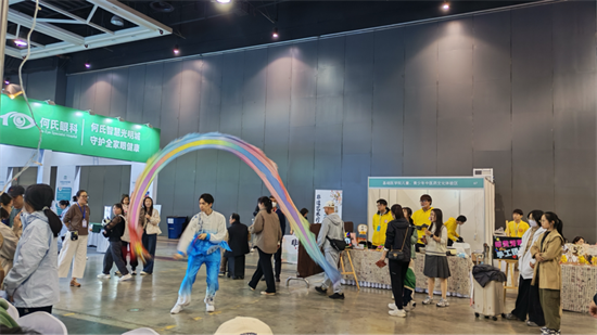 （待核实）辽宁中医药大学第二届中医药文化夜市（膏方节）再度火出圈儿 国际教育学院学生参与其中深受欢迎_fororder_杨薇中国医药大学5