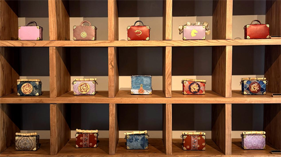 非遗玩出新花样 方氏皮箱传承基地亮相红梅文创园 非遗玩出新花样 方氏皮箱传承基地亮相红梅文创园_fororder_常红梅1