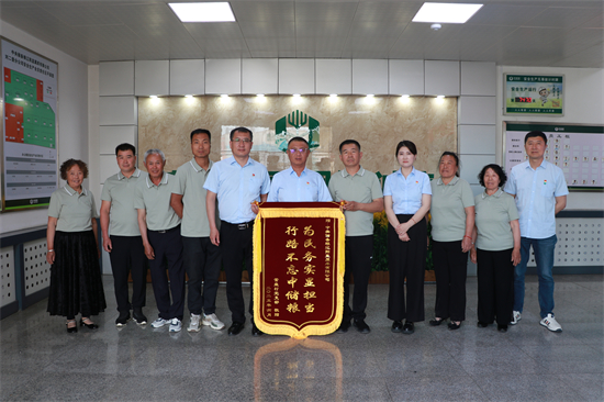 一面锦旗 一个故事 灯塔市佟二堡镇营盘村为辽阳直属库有限公司送锦旗_fororder_IMG_4230.JPG