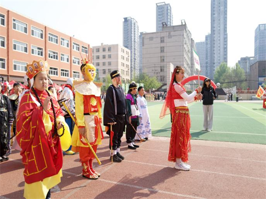 沈阳珠江五校启动第四届阅读文化节 书中人物“走”出来_fororder_教育书中人物1