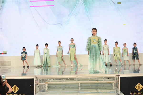 一袭旗袍承古韵 沈阳铁西举办“古韵新章 旗袍秀场”主题秀_fororder_常旗袍2