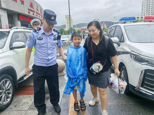 丹东一经街派出所：心桥永固通民愿 带砺山河戍边关_fororder_微信图片_202509111038061