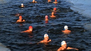 搏击冰水，冬至之“爽”