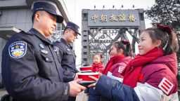 丹东：童心暖国门 新春送温情