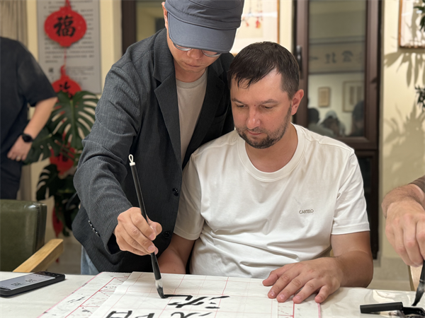 海外博主沈阳行：稻浪里的生日歌 笔锋间的“沈阳”情_fororder_沈阳行第三天8
