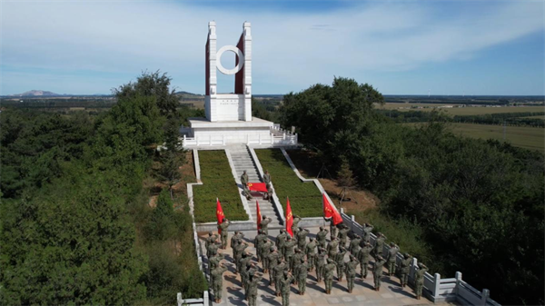 锦州军地举行烈士纪念日祭扫活动 深切缅怀革命先烈_fororder_锦州军区2