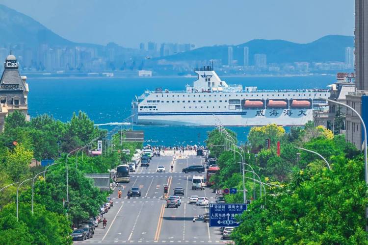 大连：大船穿楼 海上飞“车”