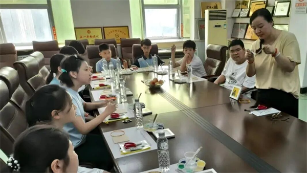 沈阳：12名国际学生沉浸式感受中华优秀传统文化_fororder_教育景泰蓝1