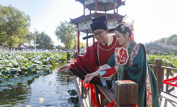 沈阳辽中第二届国风集体婚礼在养士堡镇连心湖启幕_fororder_图片3