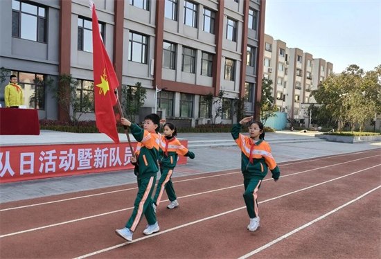 沈阳蒲松路小学举行建队日活动暨新队员入队仪式_fororder_教育入队1