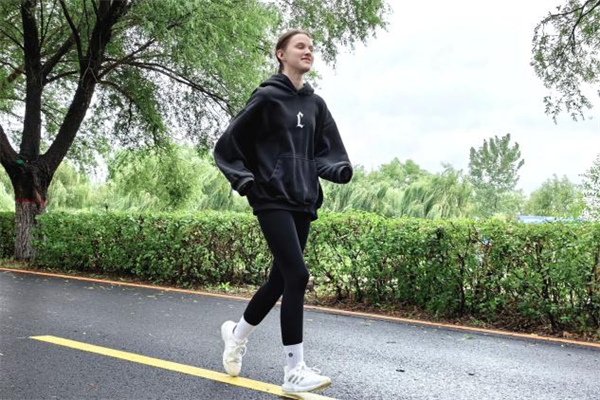 看比赛、品文化、尝美食 海外博主解锁康平“生态马拉松”活力_fororder_康马1