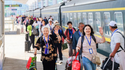 丹东站精细服务护航龙井旅游专列开行