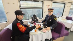 K187次列车上拾金不昧 万元财物完璧归赵