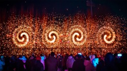 沈阳：铁花落处 星河倾泻